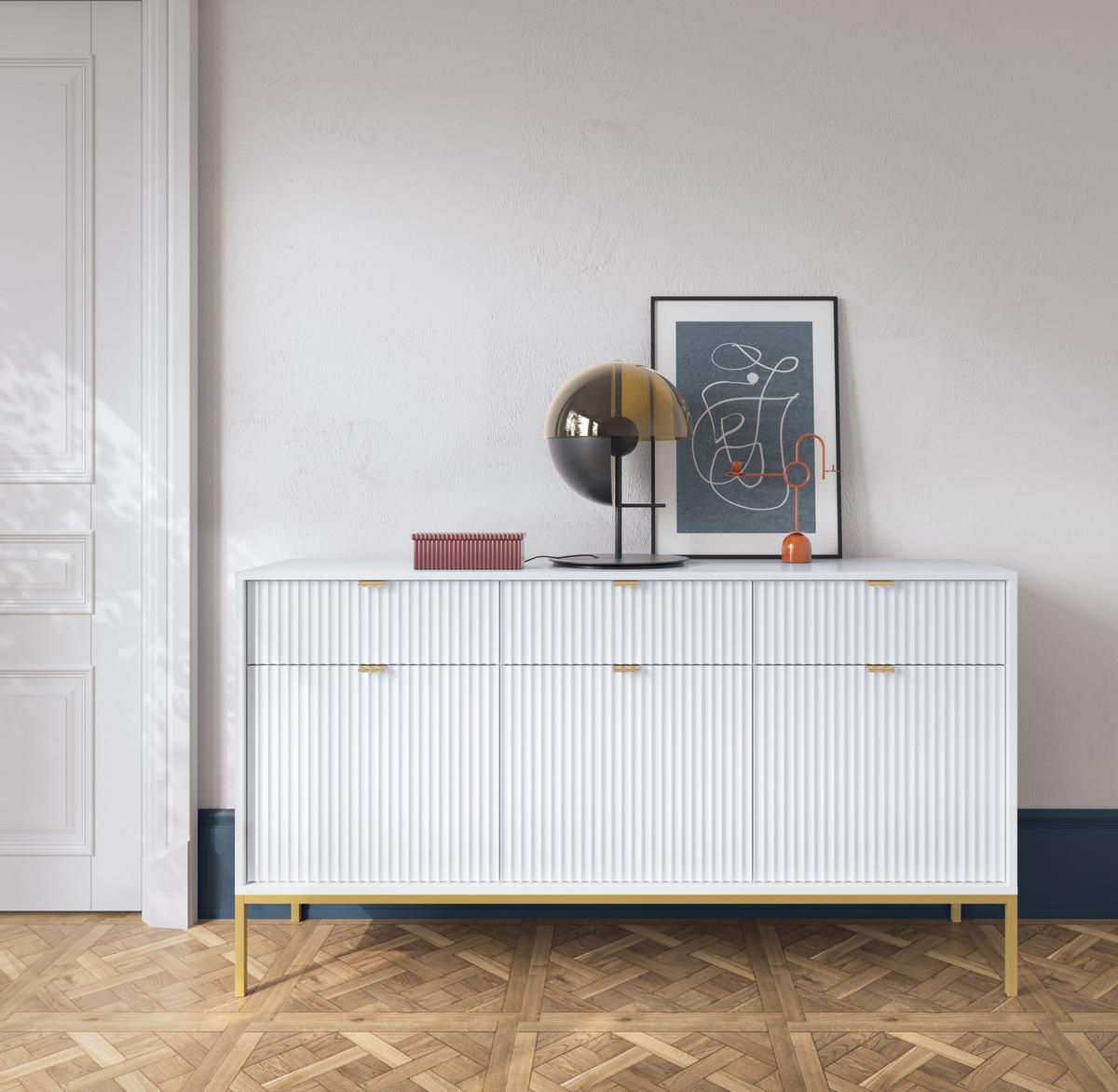 SIDEBOARD Eternas 3T 3S Weiß 154/83/39 cm – goldene Füße, mit geriffelten Fronten - Goldfarben/Weiß, Holzwerkstoff (154/83/39cm) - AX Living