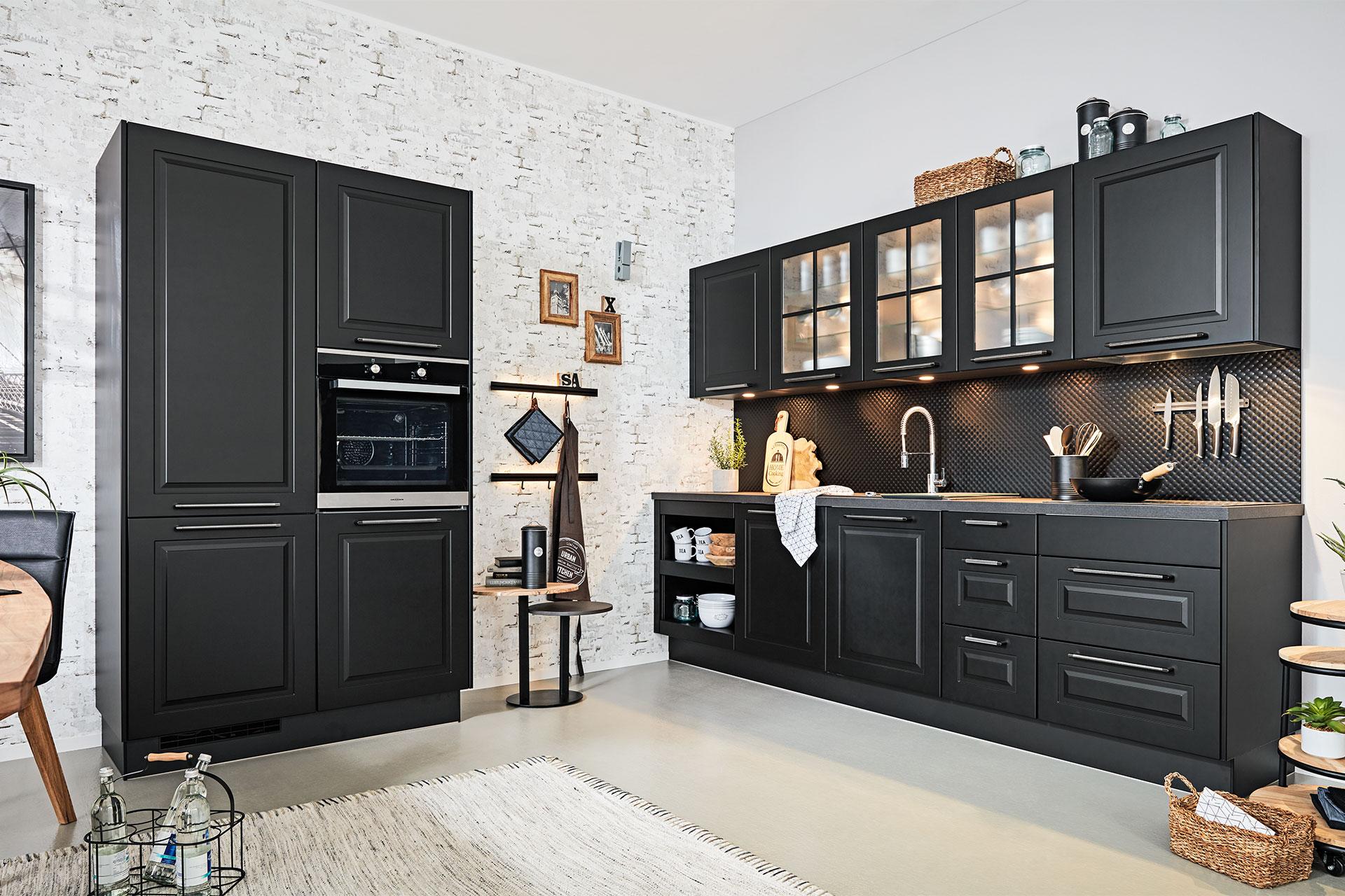 Moderne Landhauskueche in mit schwarzen Kuechenfronten von moemax.jpg