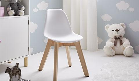Kinderstuhl mit Stuhlbeinen aus Buchenholz und weißer Kunststoffschale von mömax.