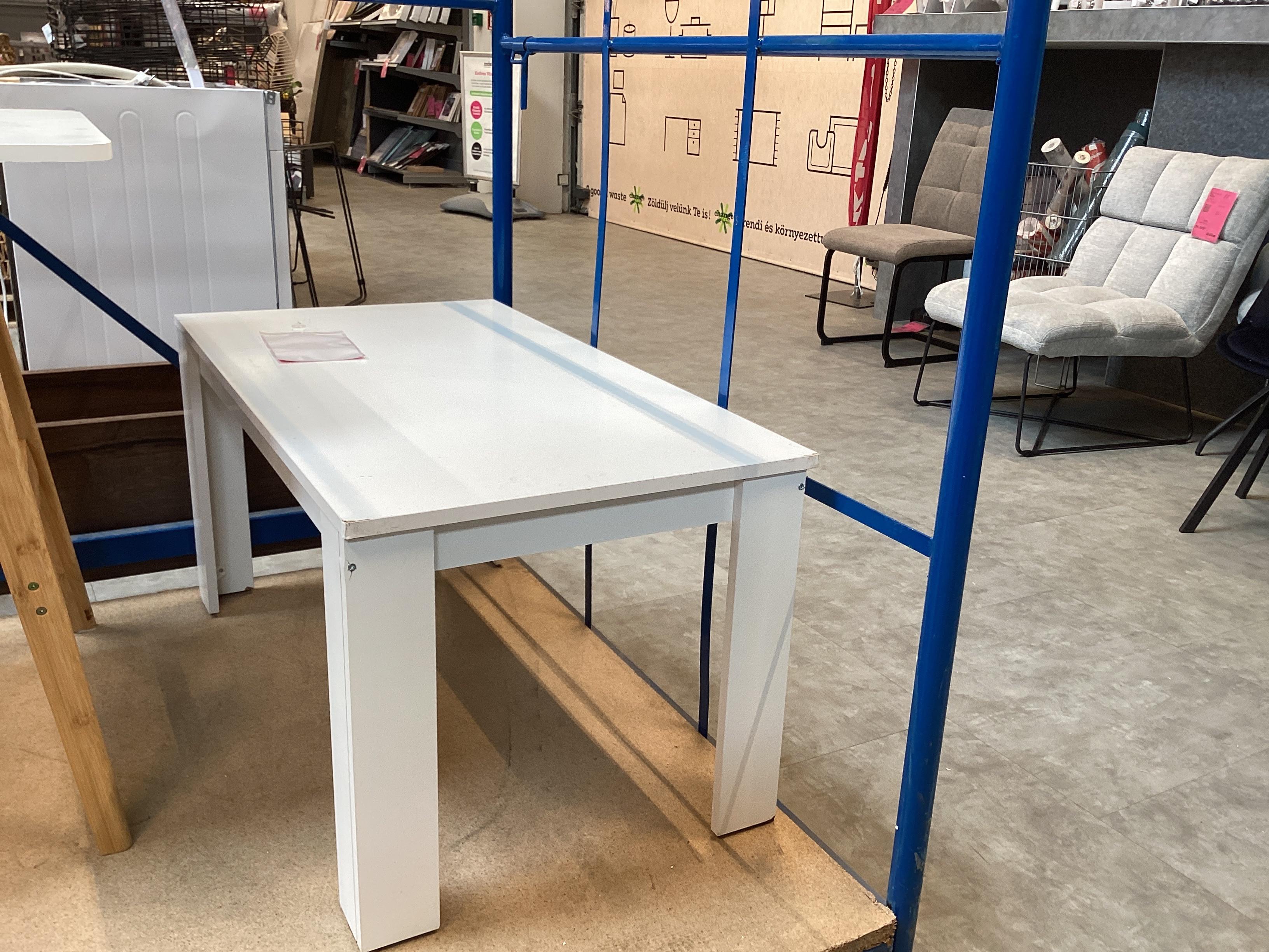 CSEPEL OUTLET DOHÁNYZÓASZTAL DALOS
