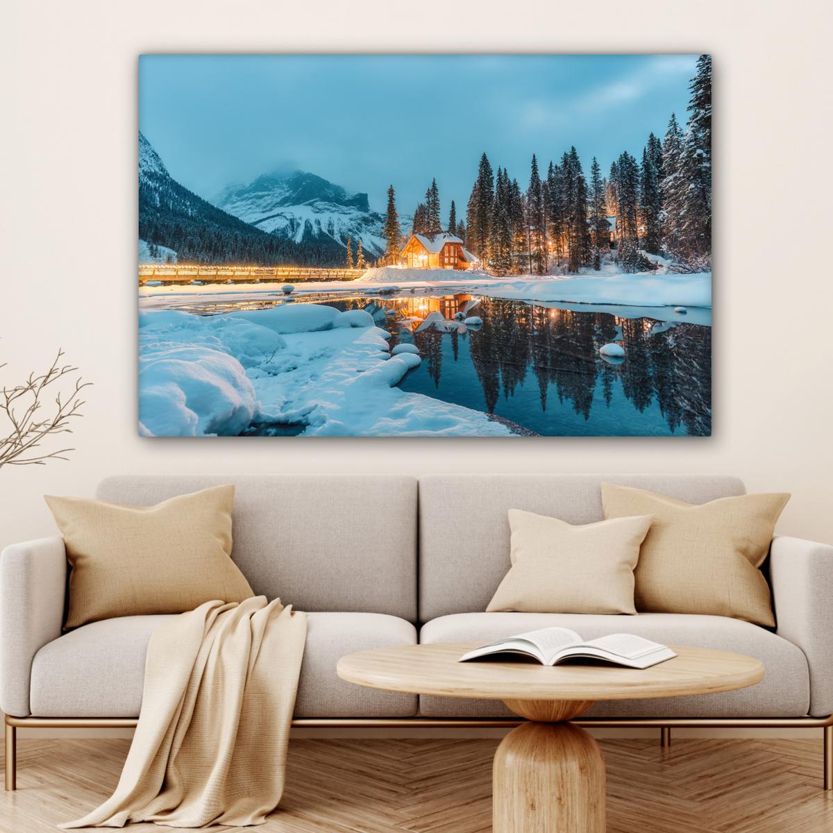 LEINWANDBILD Winterlandschaft - Natur - Haus - Berge - Schnee Groß 140x90 cm - Hellblau, Textil (140/90cm) - MuchoWow