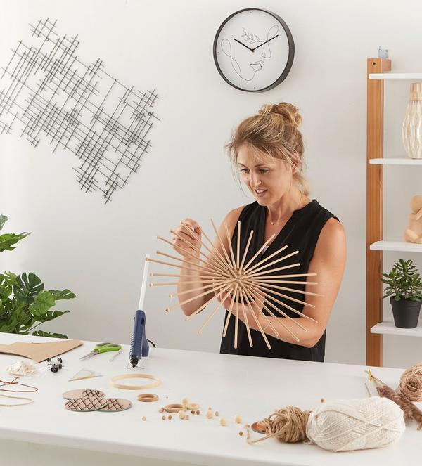 Na końce patyczków umieszczamy koraliki