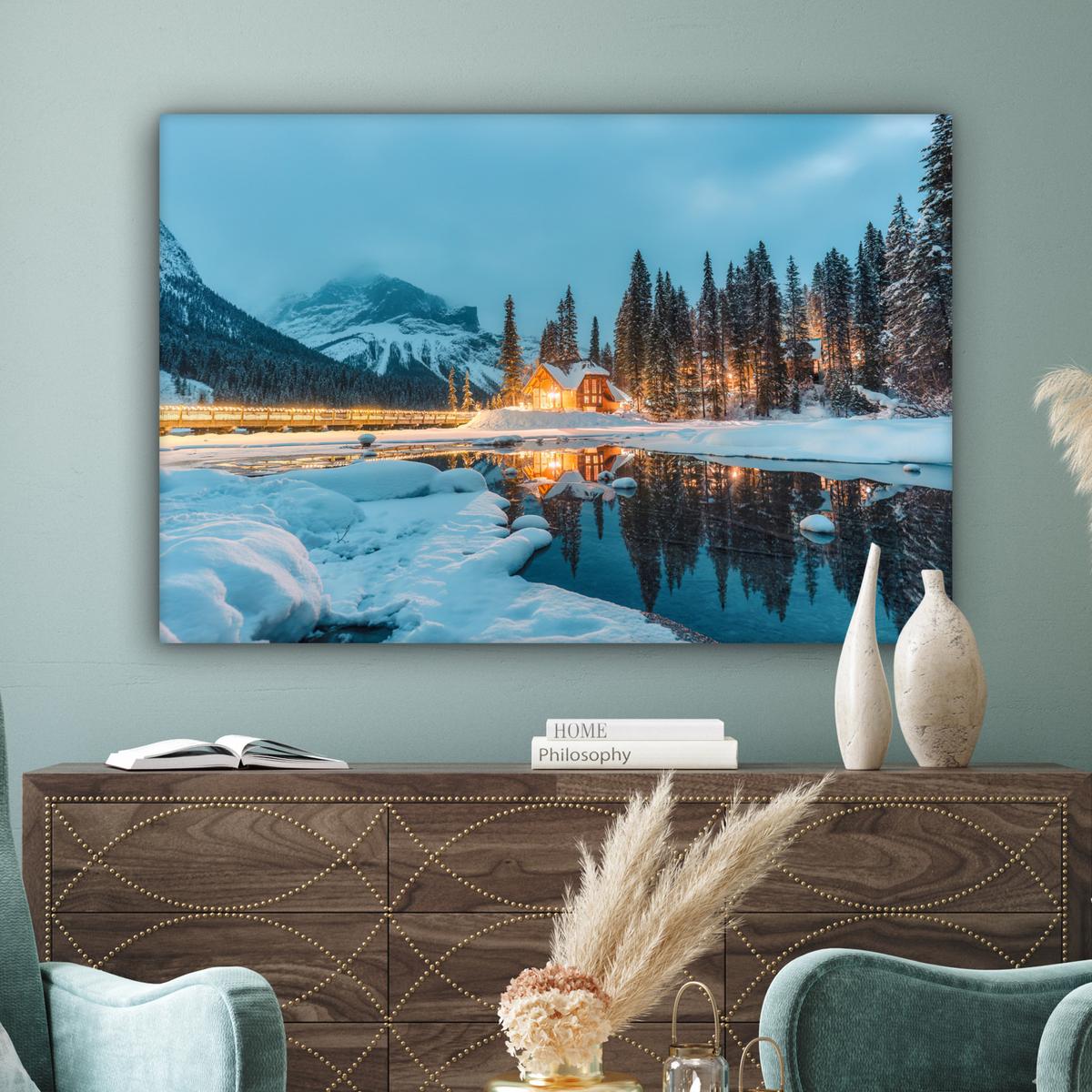 LEINWANDBILD Winterlandschaft - Natur - Haus - Berge - Schnee Groß 140x90 cm - Hellblau, Textil (140/90cm) - MuchoWow