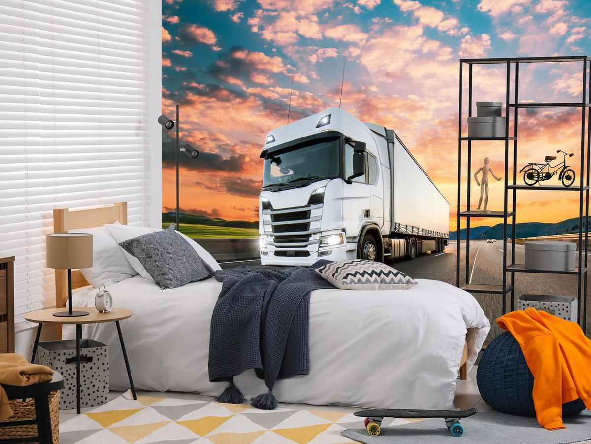 FOTOTAPETE Ein Lastwagen Autobahn Sonnenuntergang Berge 100x70 - Rosa/Orange, Papier (100/70cm) - Muralo