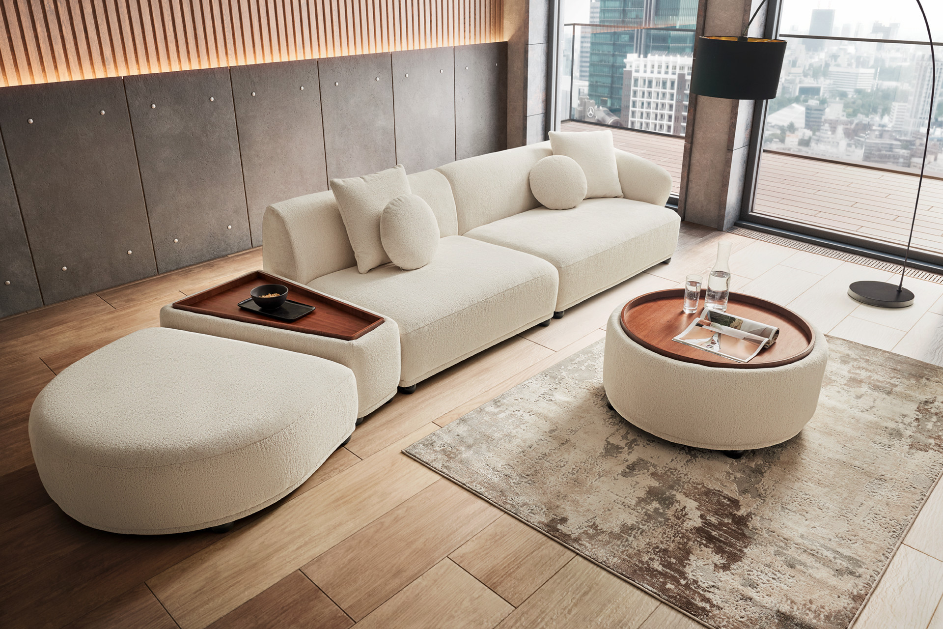 Weiße Wohnlandschaft mit abgerundeten Enden und Stauraum auf Holzboden