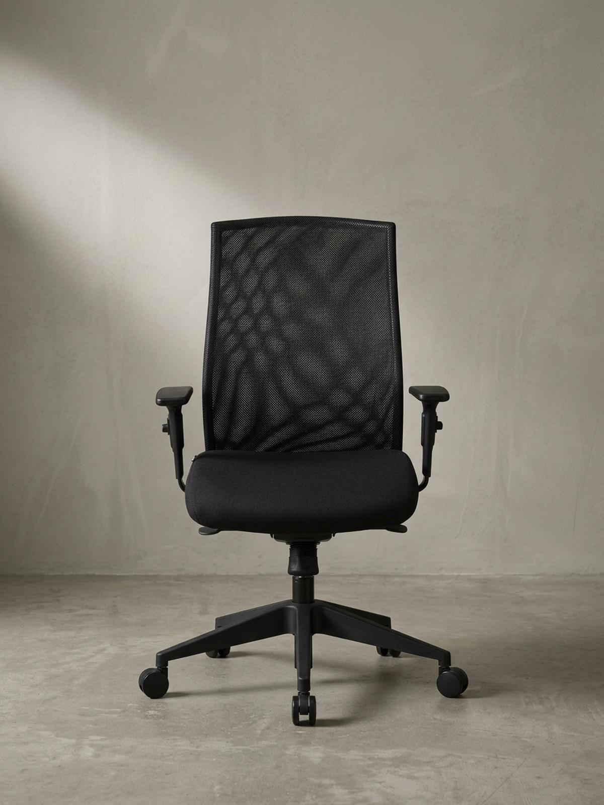 BÜROSTUHL Schwarz Netz mit 3-Punkt-Synchronmechanik, Nylonfuß und Teppichrollen PARMA - Schwarz, Textil (65/113/65cm) - KADIMA DESIGN