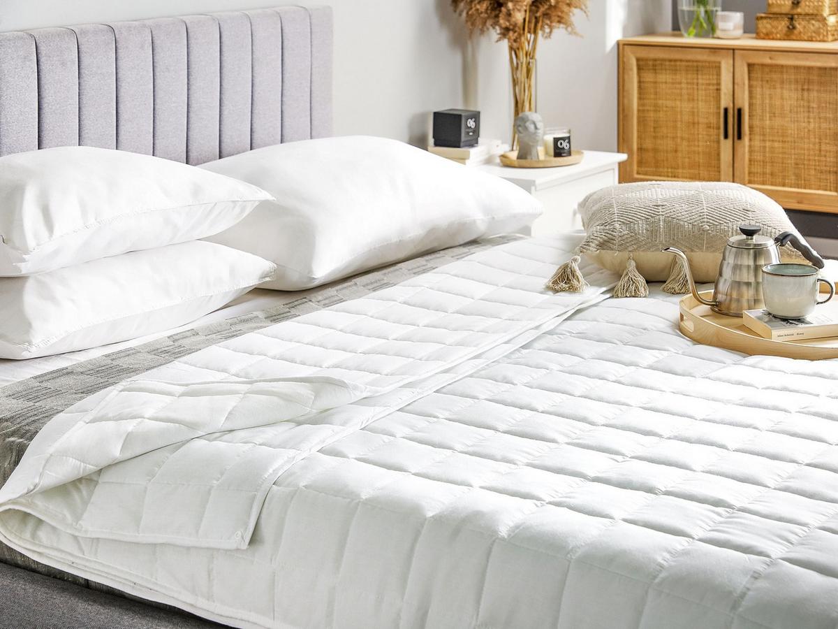 ZWEILAGIGE Bettdecke Polyester 4-Jahreszeiten 200/220 cm Korab - Weiß, Textil (200/220cm) - Beliani