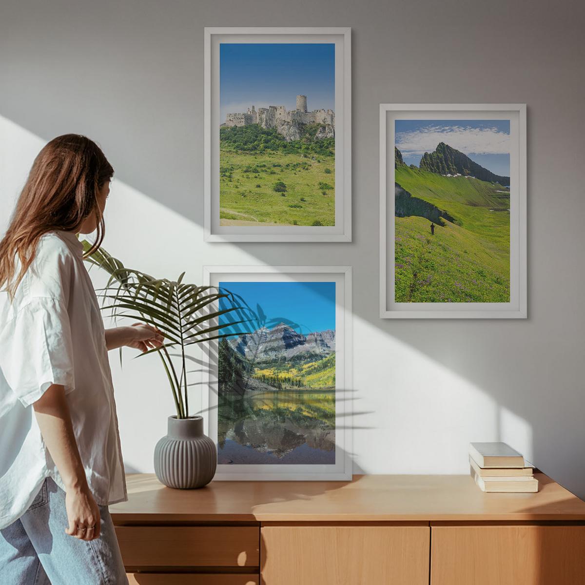 BILDER SET 3er Set - 40x60 cm Weißer Rahmen - Grüne Hügel mit einer Burg - Weiß, Kunststoff (40/60cm) - TULUP