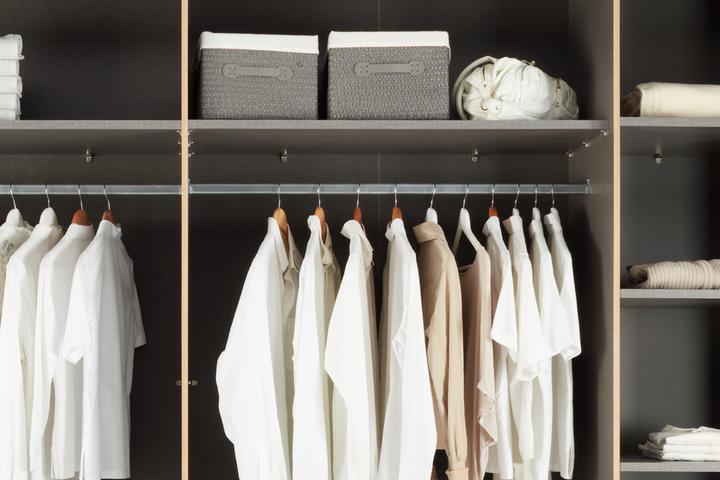 Schwebetürenschrank 10 Einlegeböden (8 verstellbar) 2 Kleiderstangen