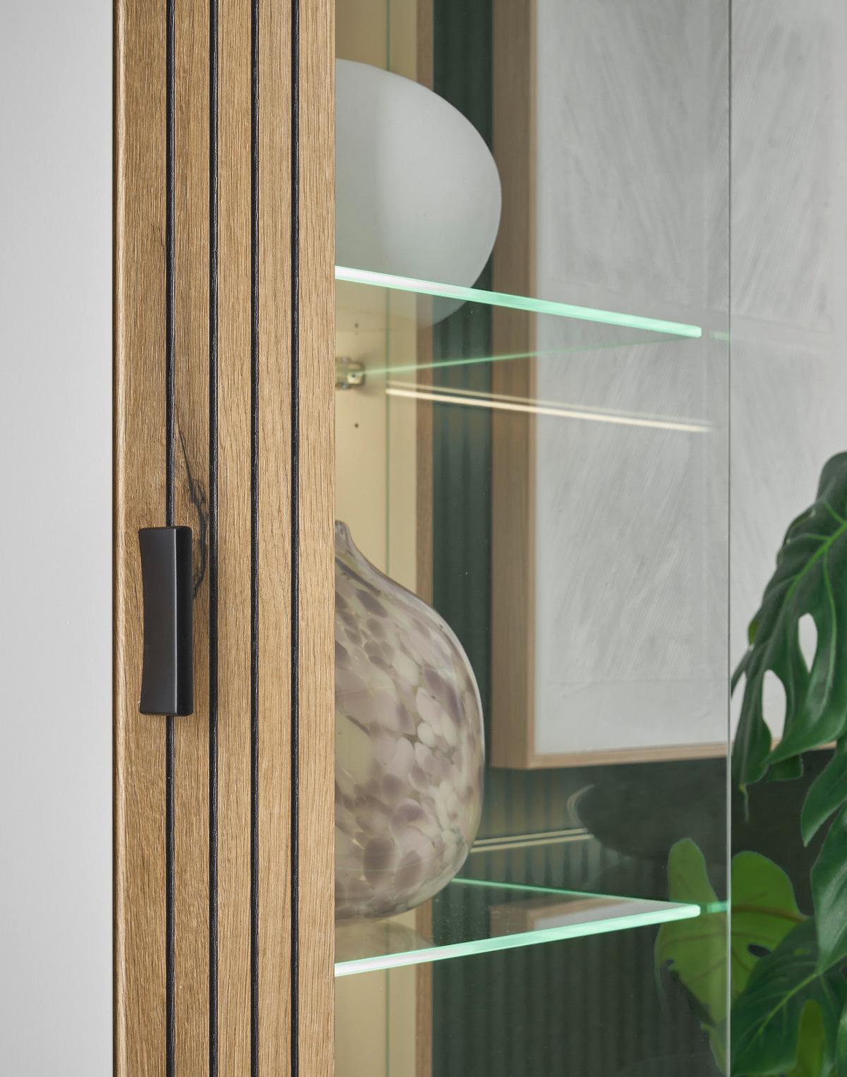 VITRINE weiß matt, Eiche 75 x 180 cm, Vitrinenschrank mit 10 Fächern und Soft-Close-Funktion - Eichefarben/Schwarz, Glas/Holzwerkstoff (75/180/38cm) - Furn.Design