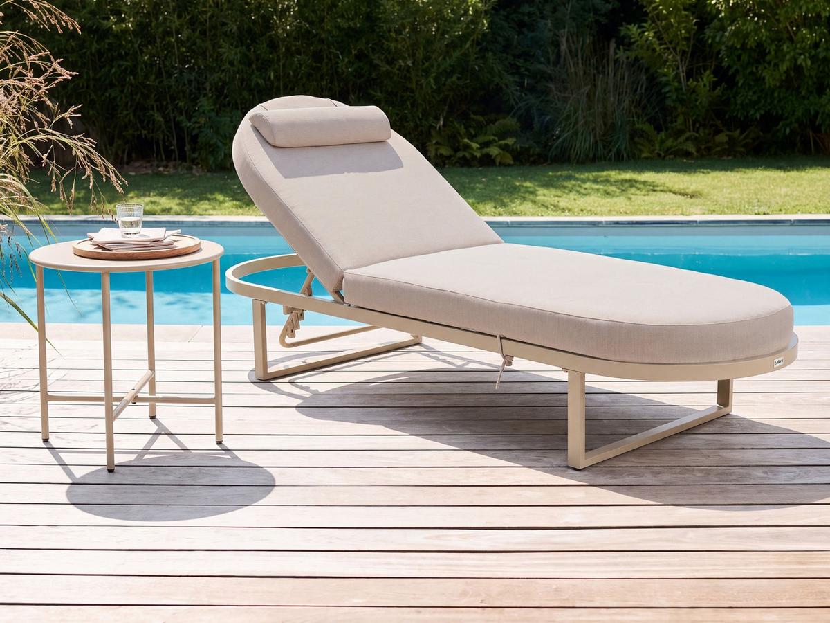 SONNENLIEGE mit Kissen Metall Beige Roncolo - Beige/Schwarz, Metall (128/40/70cm) - Beliani