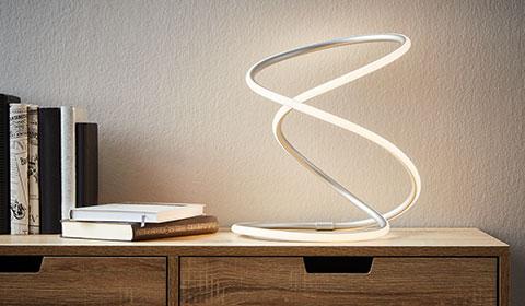 Moderne und energieeffiziente LED-Tischlampe im kunstvoll geschwungenen Design günstig kaufen bei mömax. 