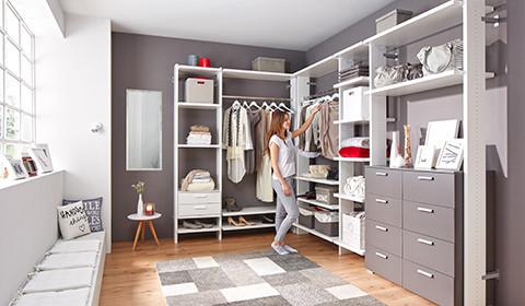 Begehbarer Kleiderschrank in Weiß, mit grauen Schubladen und offenen Regalfächern von mömax.
