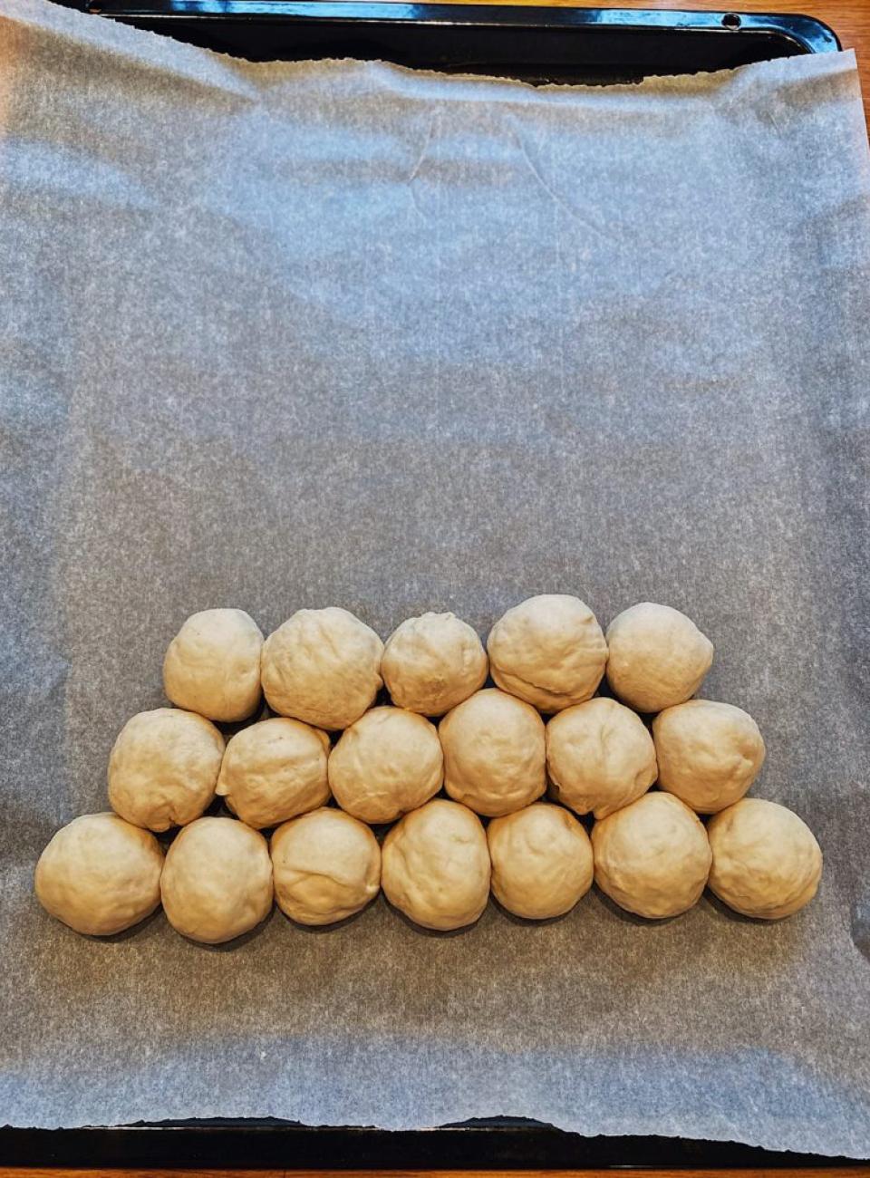 Układanie kuleczek na blasze