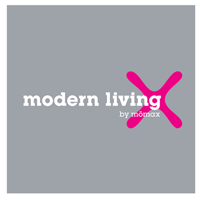 A mömax kínálatában lévő Modern Living márka logója: szürke háttéren fehér „modern living” felirat, mellette egy pink „X”, alatta „by mömax” szöveggel.