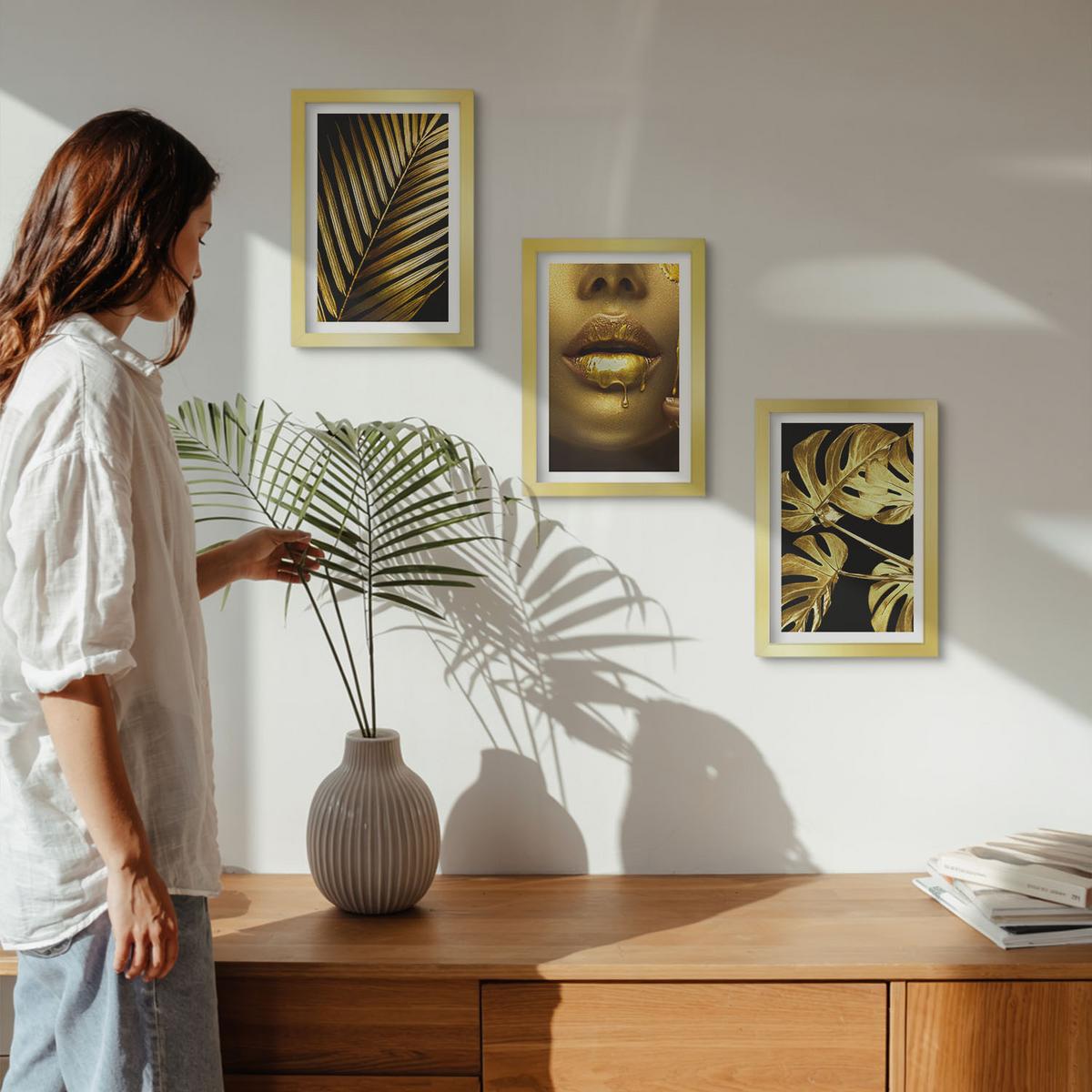 BILDER SET 3er Set - 20x30 cm Goldrahmen - Mund einer Frau mit Monstera-Palme - Goldfarben, Kunststoff (20/30cm) - TULUP