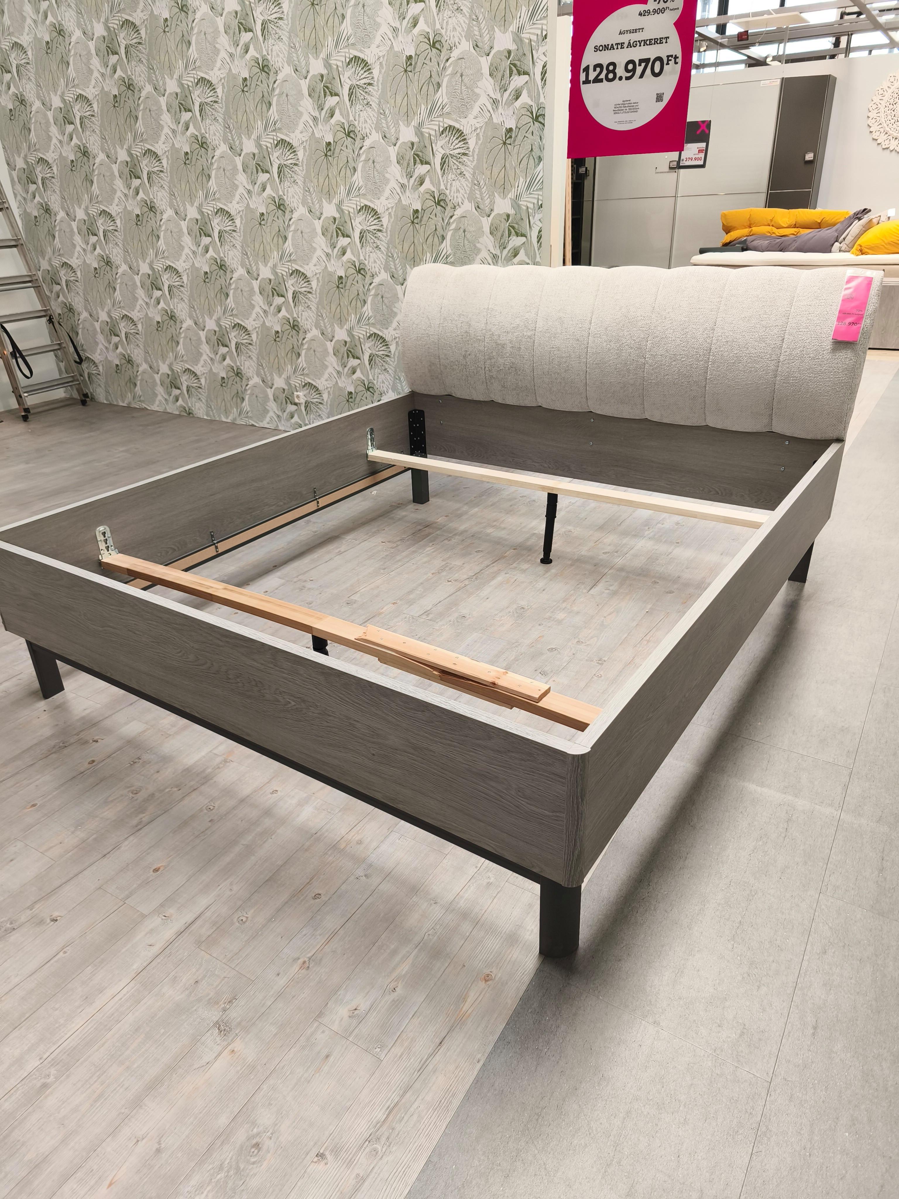 TÍP: 91190, TÖMÖRFA LAP |VADTÖLGY FURN, FEK. FÉM LÁB |SZÉ/MA/MÉ: KB.120/76/80 CM