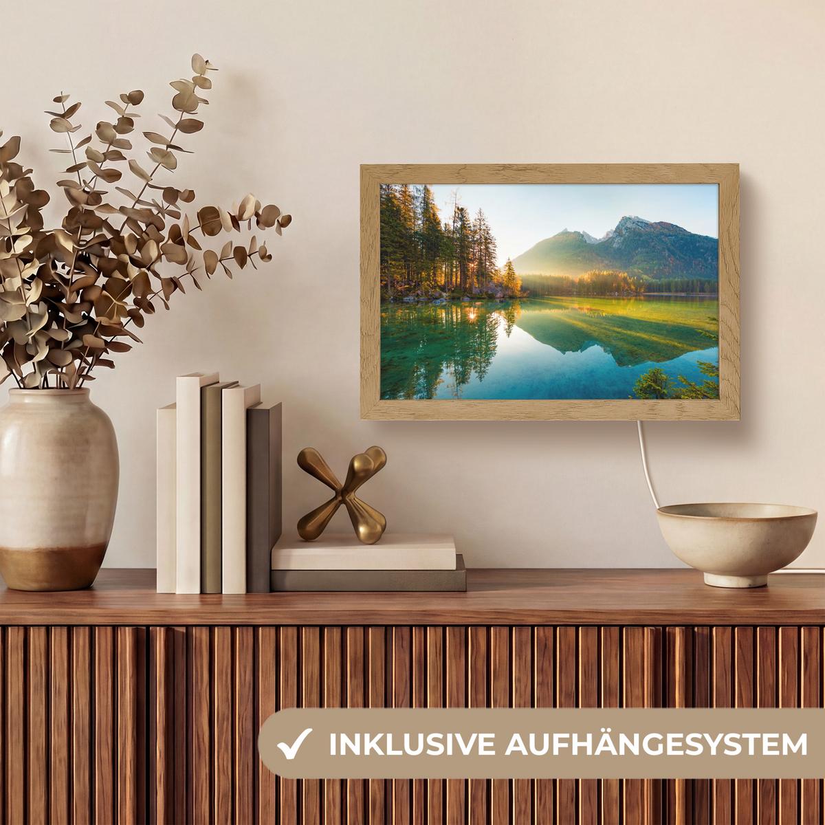 WANDLEUCHTE See - Wald - Berge - Natur - Sonne - Landschaft 30x20 cm - Grün, Holzwerkstoff (30/20/8cm) - OnlyWow