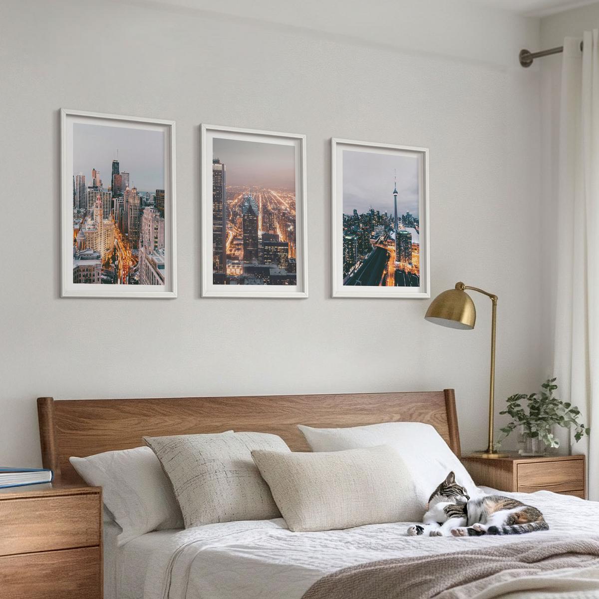 BILDER SET 3er Set - 40x60 cm Weißer Rahmen - Städte bei Nacht, Wolkenkratzer, Lichter - Weiß, Kunststoff (40/60cm) - TULUP