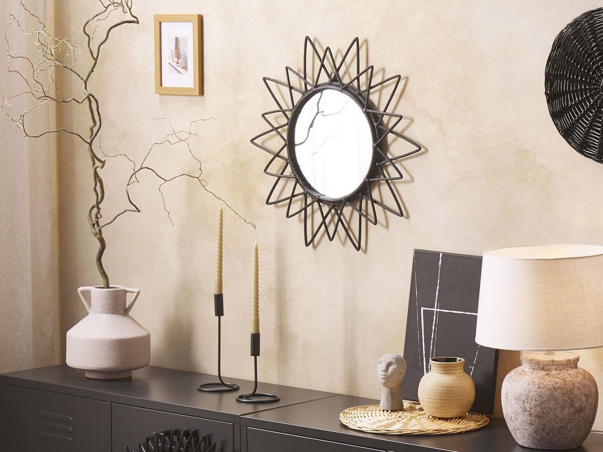 WANDSPIEGEL Rattan schwarz Sonnenform 61 cm Aroek - Schwarz, Naturmaterialien (61/61/3cm) - Beliani