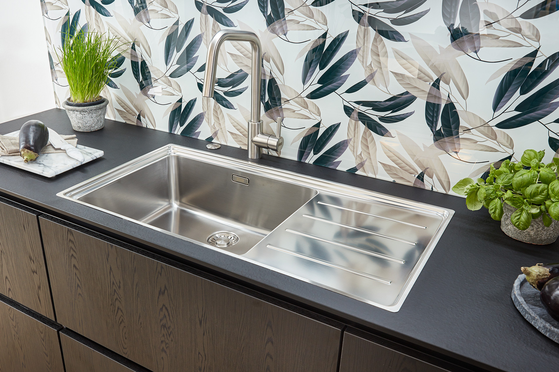 Widerstandsfaehige Einbauspuele aus Edelstahl von moemax