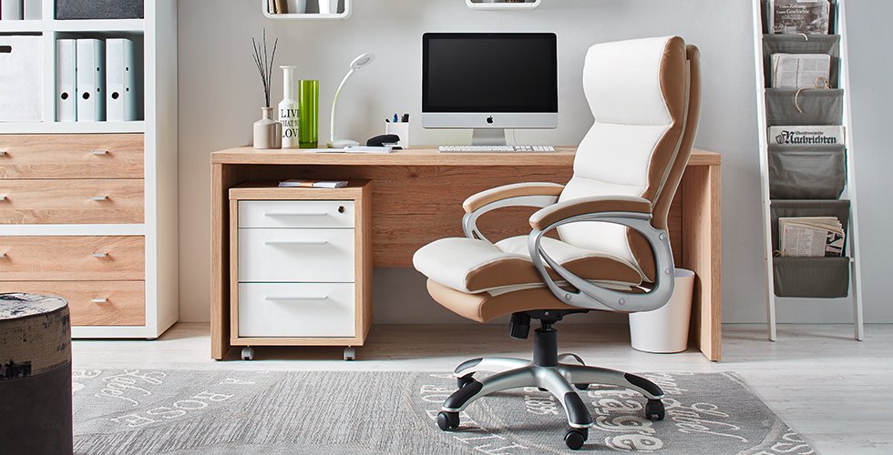 Modernes Arbeitszimmer mit Schreibtisch in Sonoma Eiche, Chefsessel und Regalen von mömax.