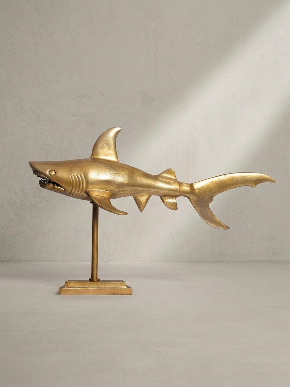 DEKOFIGUR Hai Aluminium 70 cm mit Sockel im maritimen Stil, Gold 70x27x49 cm - Goldfarben, Metall (70/49/27cm) - KADIMA DESIGN