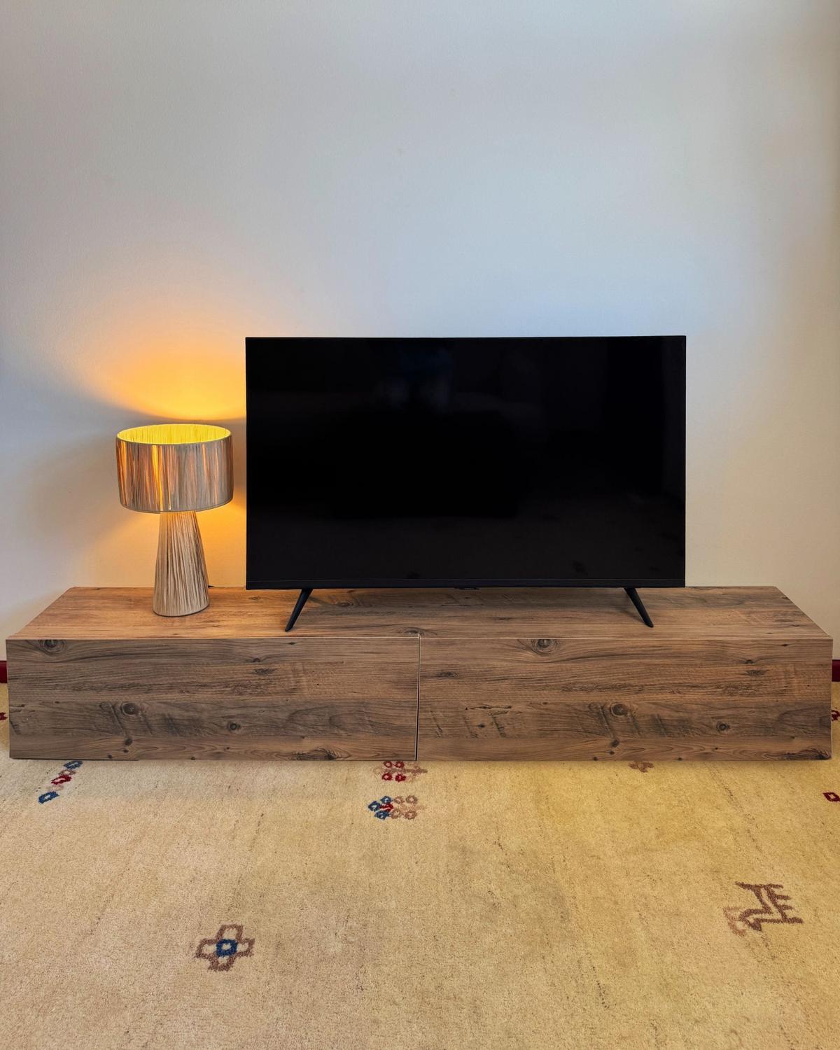 WANDMONTIERTER-TV-SCHRANK Braun Gladstone - Braun, Holzwerkstoff (180/30/32cm) - Beliani