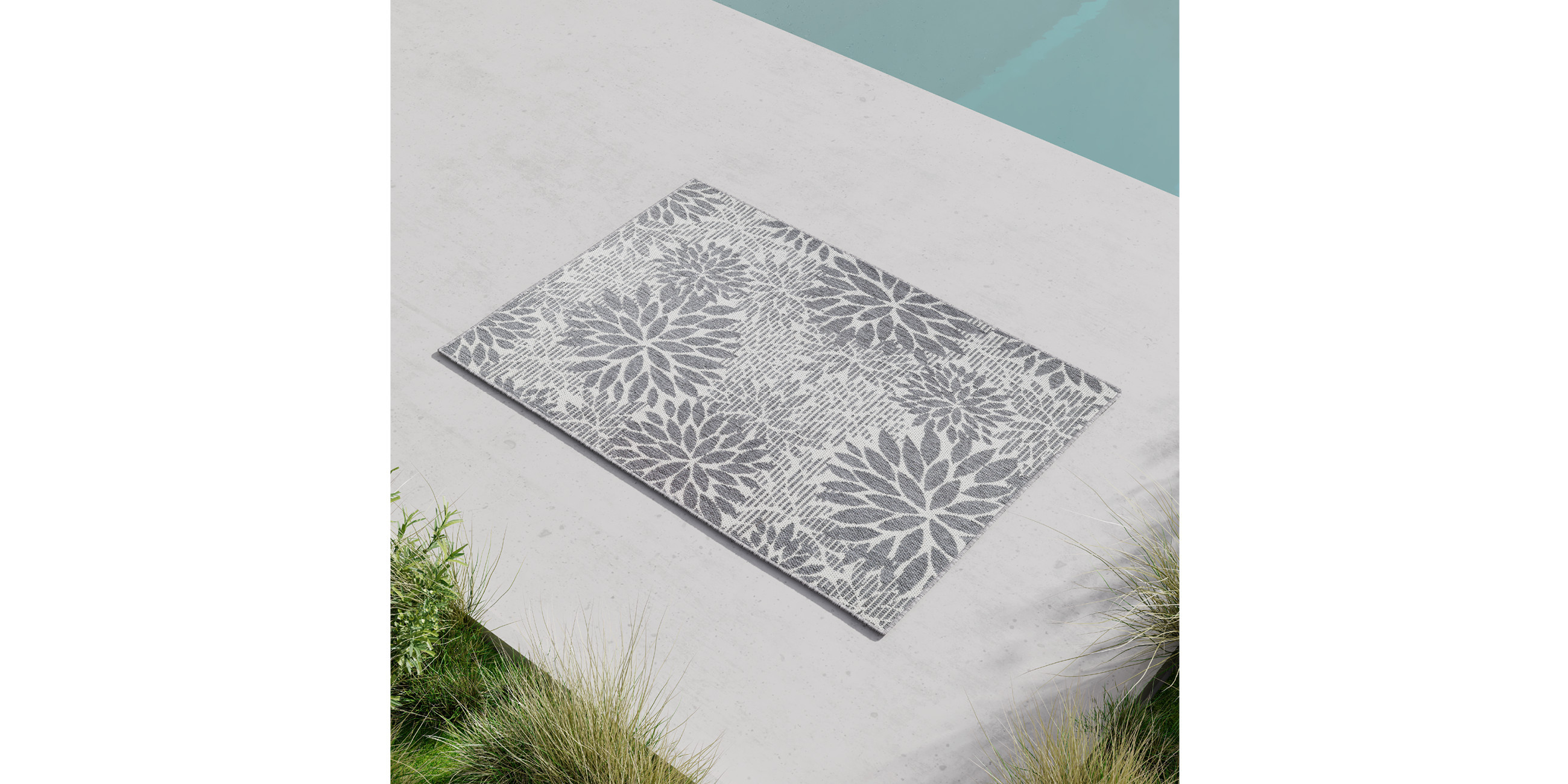 Grauer gemusterter Outdoorteppich vor Pool