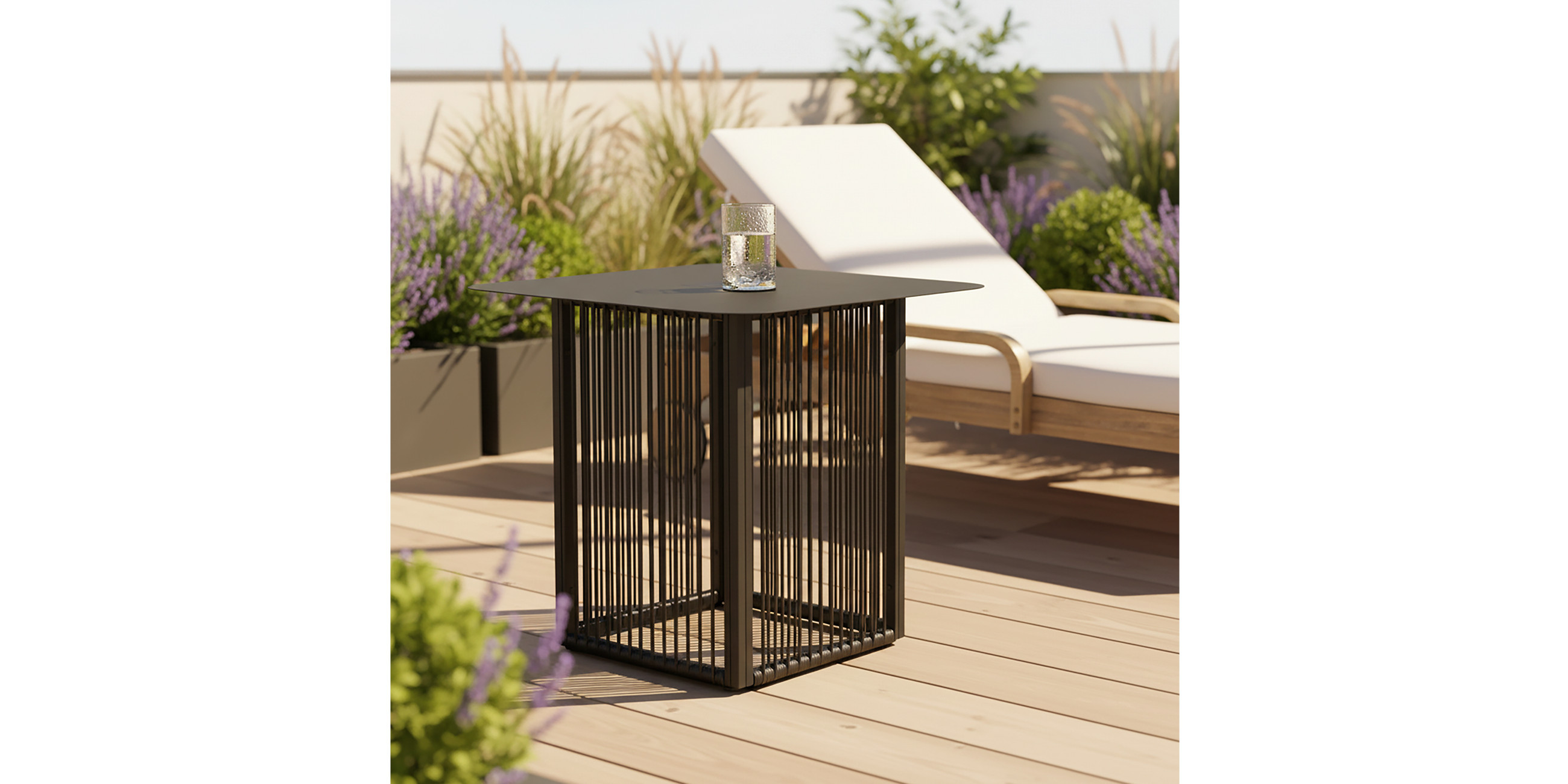 Schwarzer quadratischer Beistelltisch mit Wasserglas neben einer Gartenliege