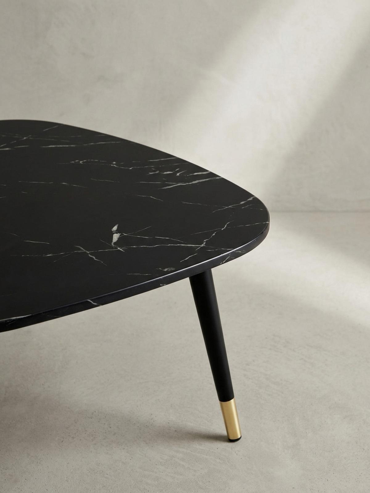 COUCHTISCH mit Marmor Optik, Dreibein, Metall-Gestell, Dreieckig, Schwarz 90x60x41 cm - Schwarz, Holzwerkstoff/Metall (60/90/41cm) - KADIMA DESIGN