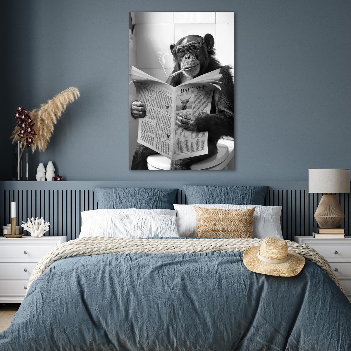 POSTER Affe - WC - Zeitung - Schwarz-Weiß - Humor Wandbild Schlafzimmer 80x120 cm - Hellgrau, Papier (80/120/0.1cm) - MuchoWow