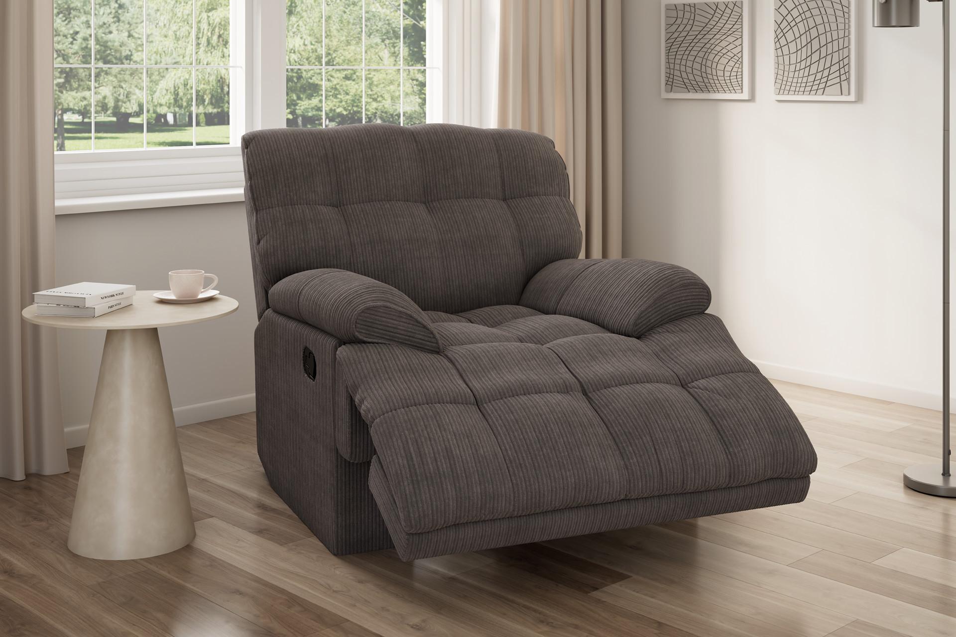 Dunkelgrauer Sessel mit Relaxsfunktion, heller runder Couchtisch