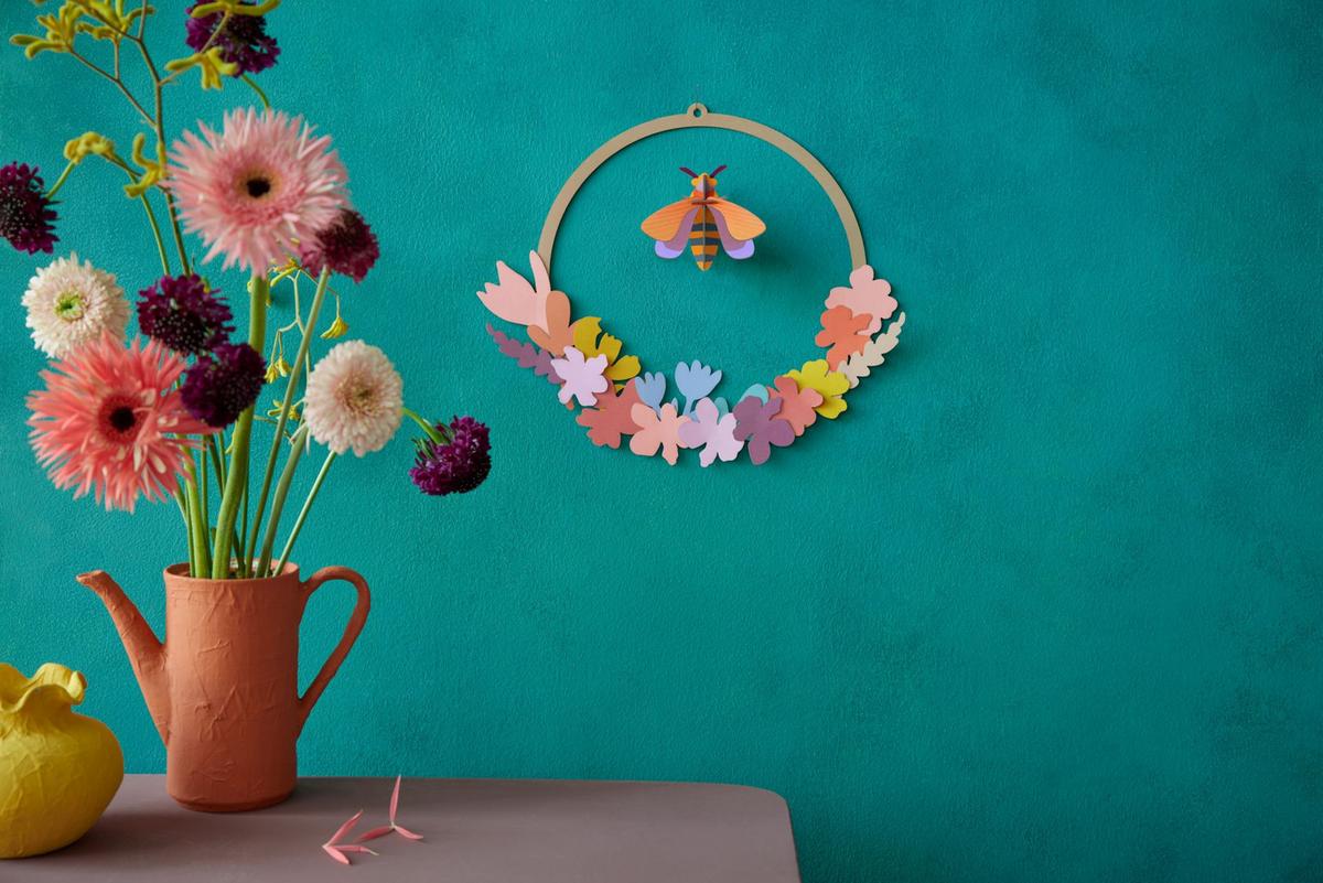WANDDEKO Bienen-Blumenkranz 31/31 cm - Multicolor, Wellpappe (31/31/1cm) - Studio Roof