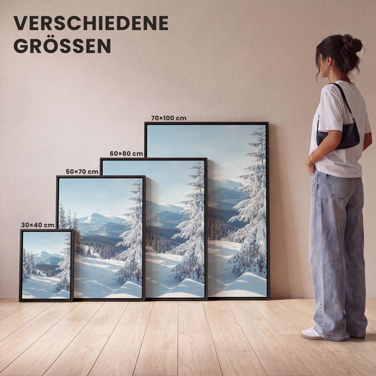 LEINWAND Bilder mit Rahmen - Winterlandschaft - Natur - Berge - Bäume - Schnee - 70x100 - Hellblau, Textil (70/100cm) - MuchoWow