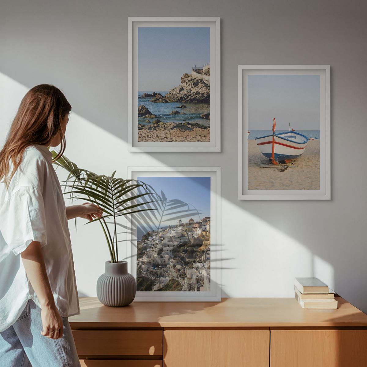 BILDER SET 3er Set - 40x60 cm Weißer Rahmen - Ansichten von Griechenland mit einem Boot und Häusern - Weiß, Kunststoff (40/60cm) - TULUP
