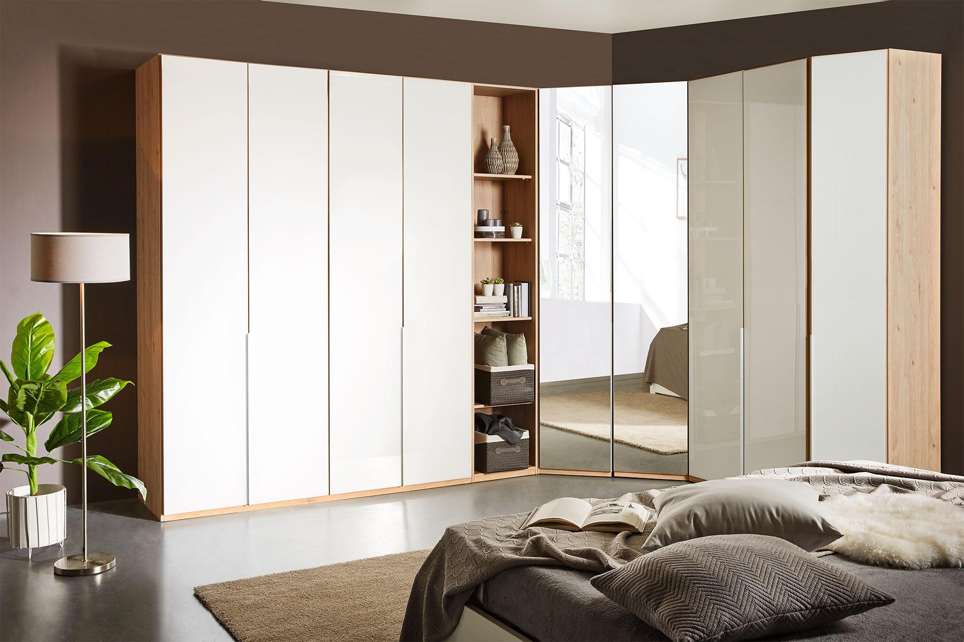 Kotna omara z ogledalom