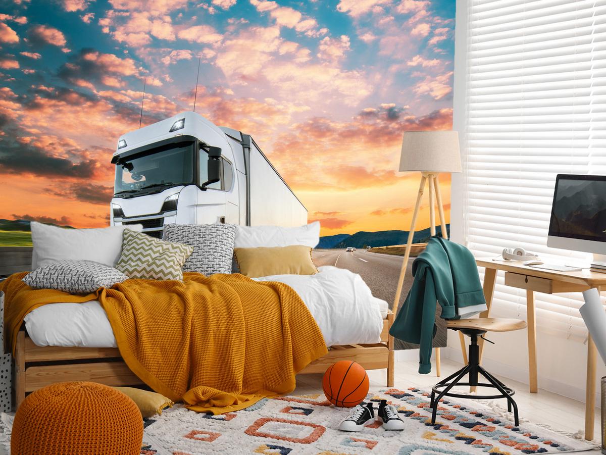 FOTOTAPETE Ein Lastwagen Autobahn Sonnenuntergang Berge 100x70 - Rosa/Orange, Papier (100/70cm) - Muralo