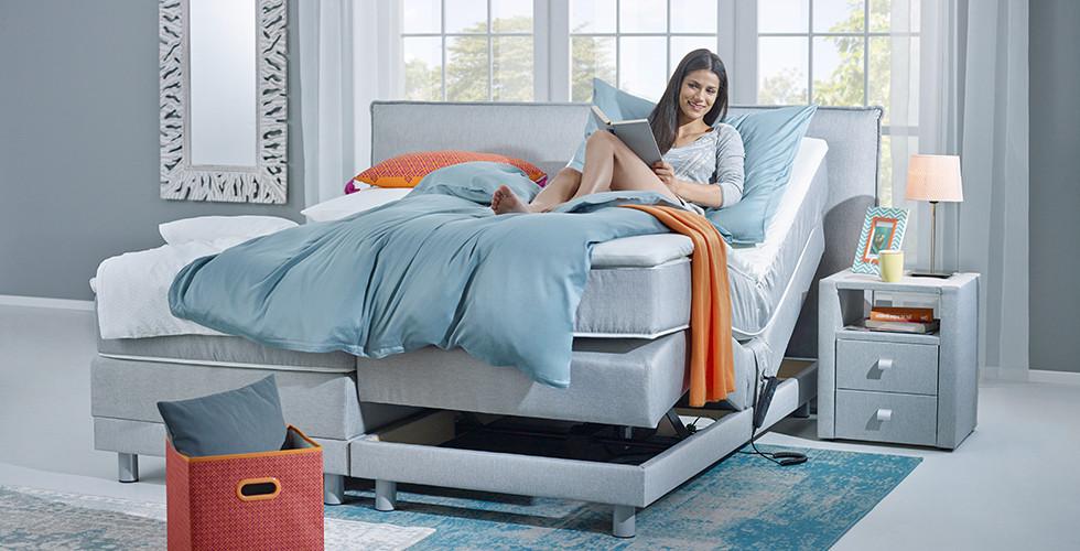 Elektrisch verstellbares Boxspringbett in Hellgrau von mömax.