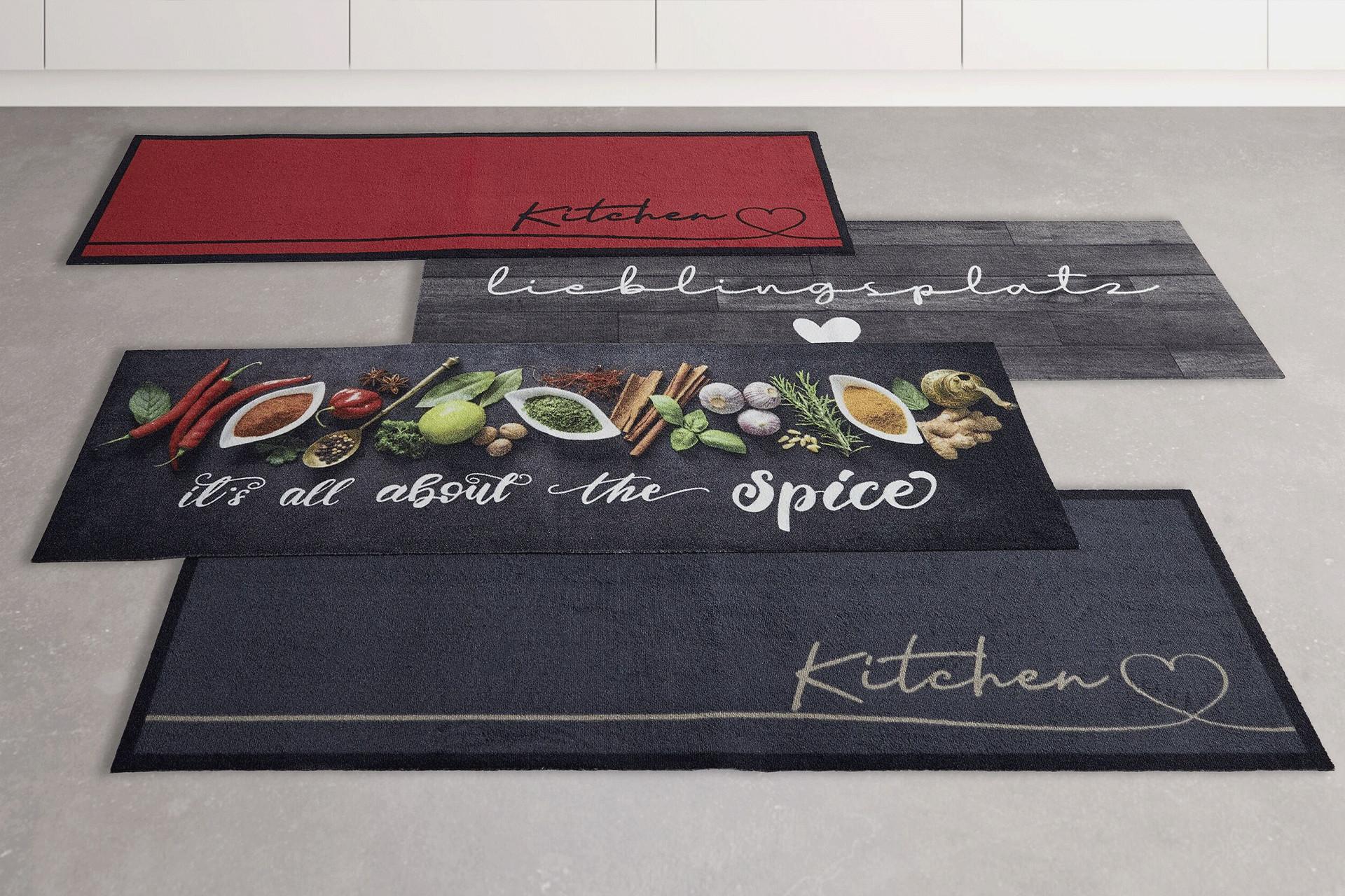 Mehrere Läufer präsentieren sich in modernen Outfits im mömax-Einrichtungshaus