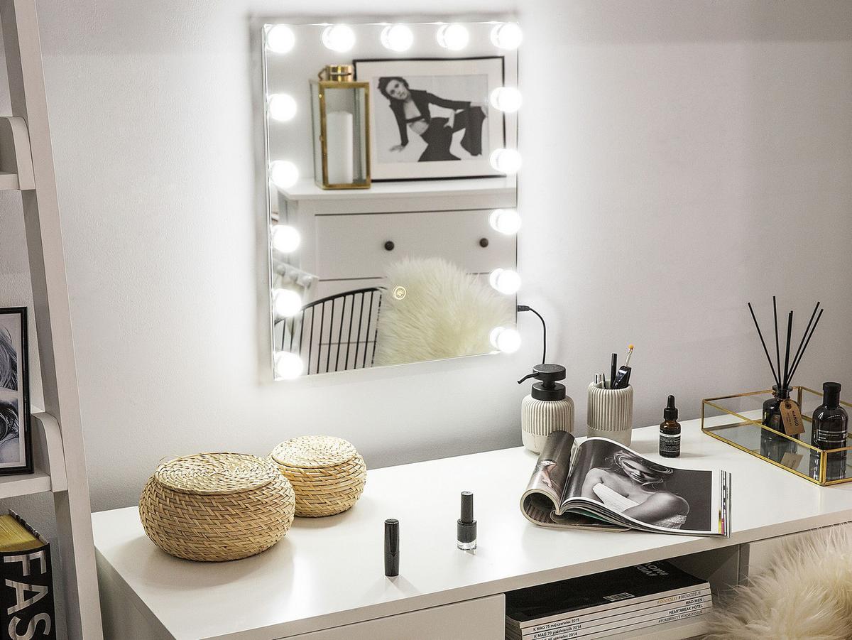 BADSPIEGEL mit LED-Beleuchtung rechteckig 40/50 cm Lucenay - Silberfarben, Metall (40/50/3cm) - Beliani