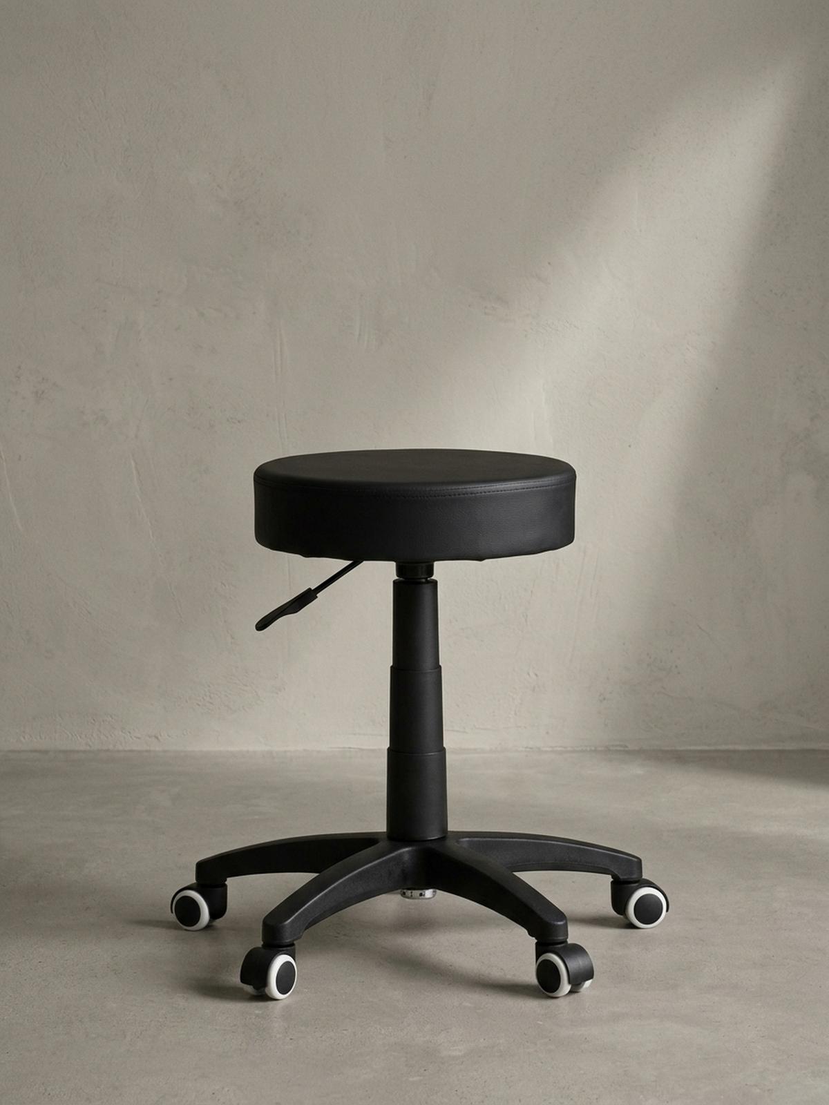 ARBEITSHOCKER Lederoptik 360° drehbar, höhenverstellbar, stabil, Schwarz 50x50x55 cm - Schwarz, Kunststoff/Textil (50/55/50cm) - KADIMA DESIGN
