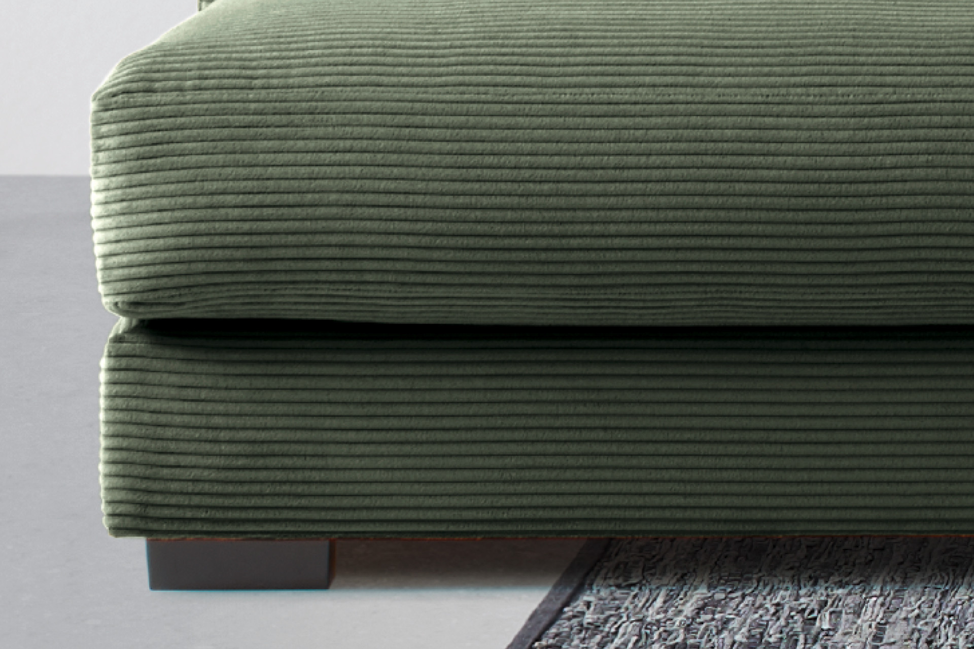 Wohnlandschaft grün geringe Bodenfreiheit Cordbezug