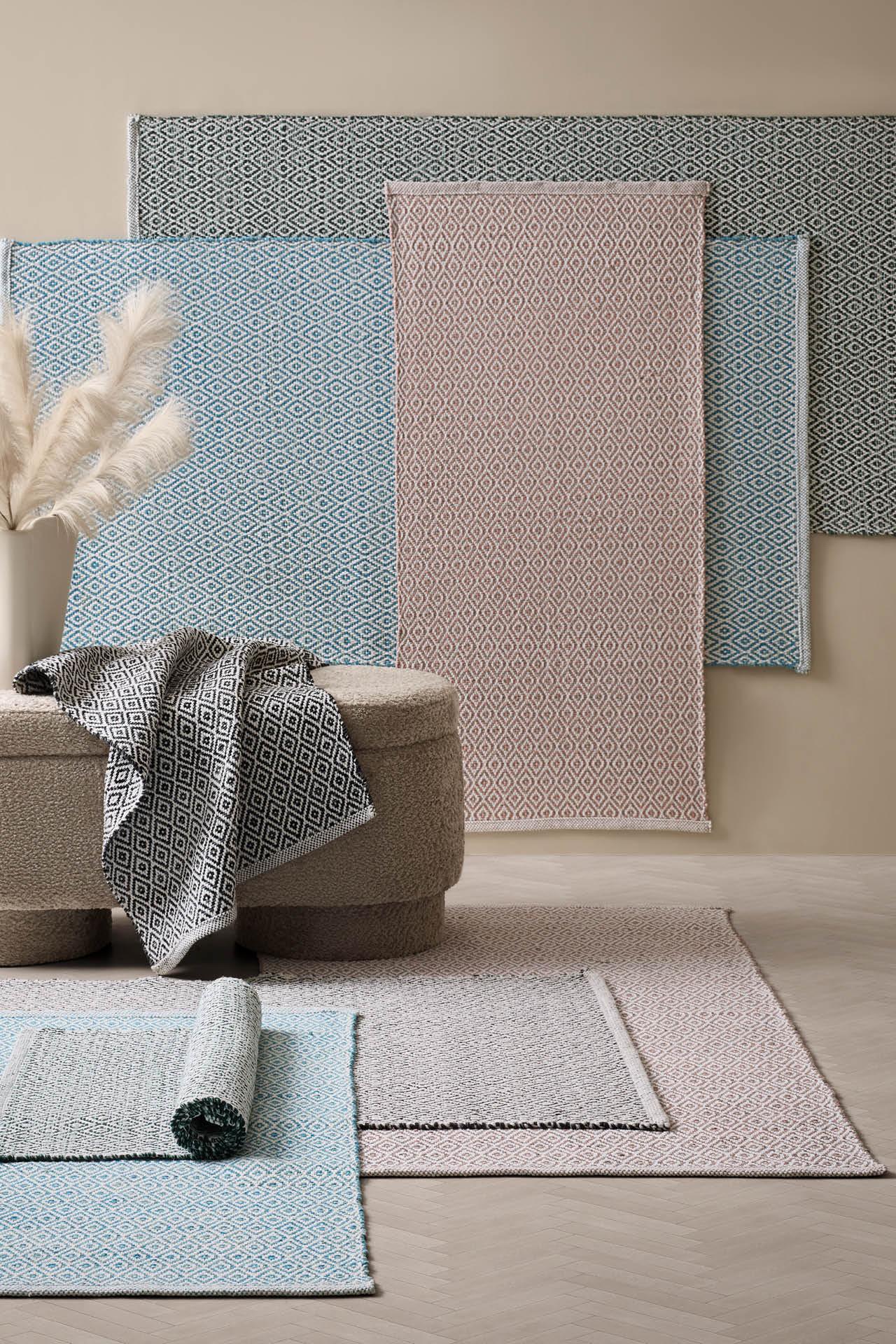 Rosa und hellblaue Teppiche, an der Wand und am Boden