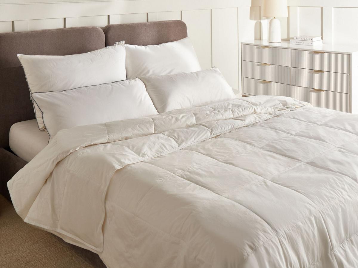 BETTDECKE Zweilagig Entenfedern und Daunen 4-Jahreszeiten 220/240 cm Serrato - Weiß, Textil (220/240cm) - Beliani
