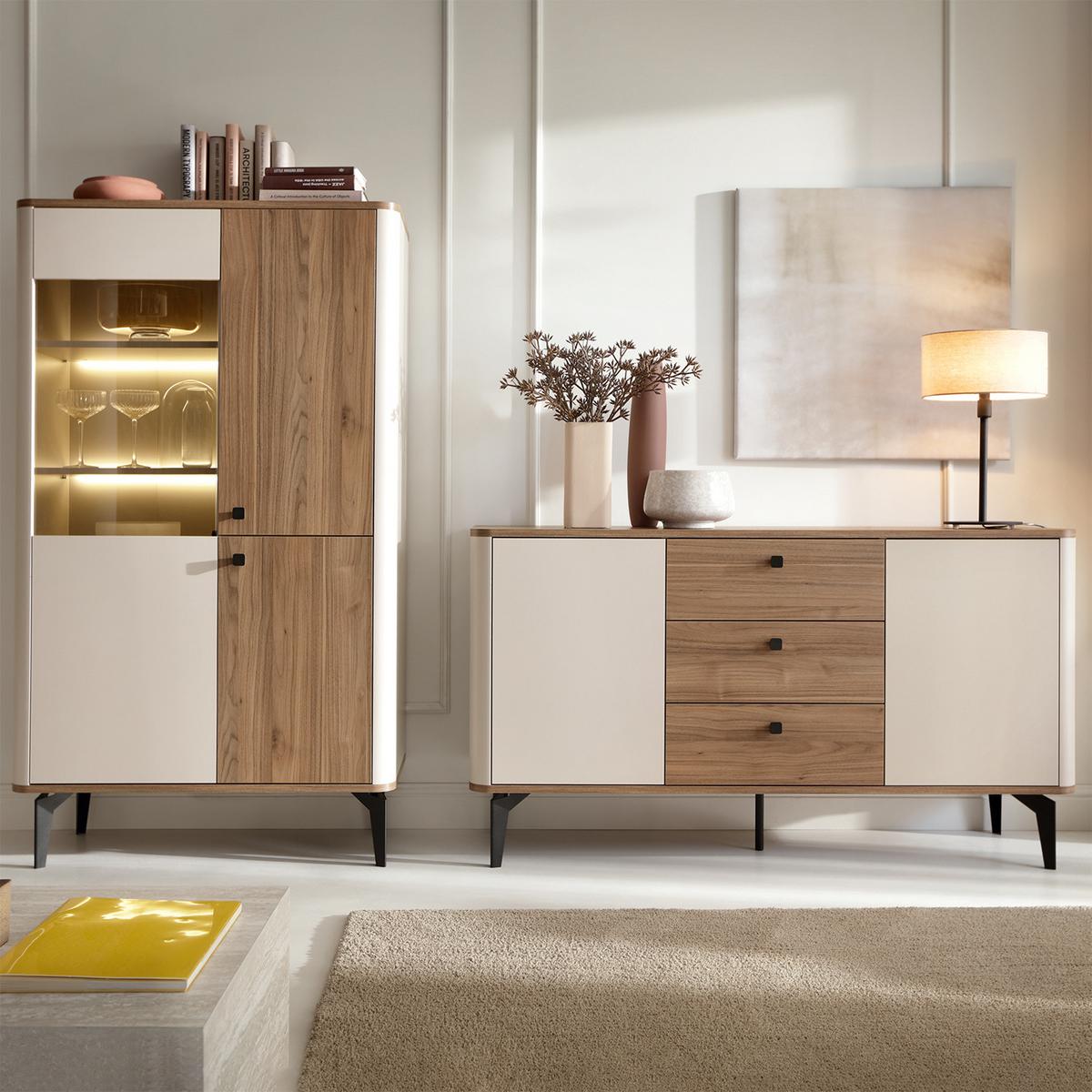 VITRINE Aurora Glasschrank mit Hartglas, mit LED-Beleuchtung, Nussbaum+Kaschmir - Kaschmir/Nussbaumfarben, Holzwerkstoff/Metall (73/190/40cm) - Beautysofa