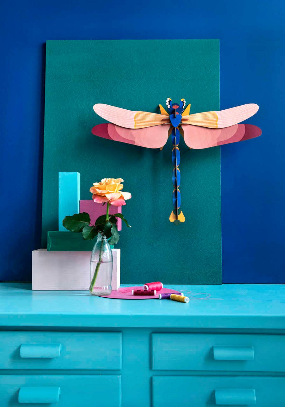 WANDDEKO Rosenlibelle 47/8 cm - Blau/Pink, Wellpappe (47/8/36cm) - Studio Roof