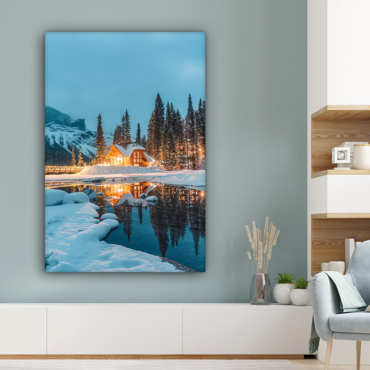 LEINWANDBILD Winterlandschaft - Natur - Haus - Berge - Schnee Deko XXL 80x120 cm - Hellblau, Textil (80/120cm) - MuchoWow