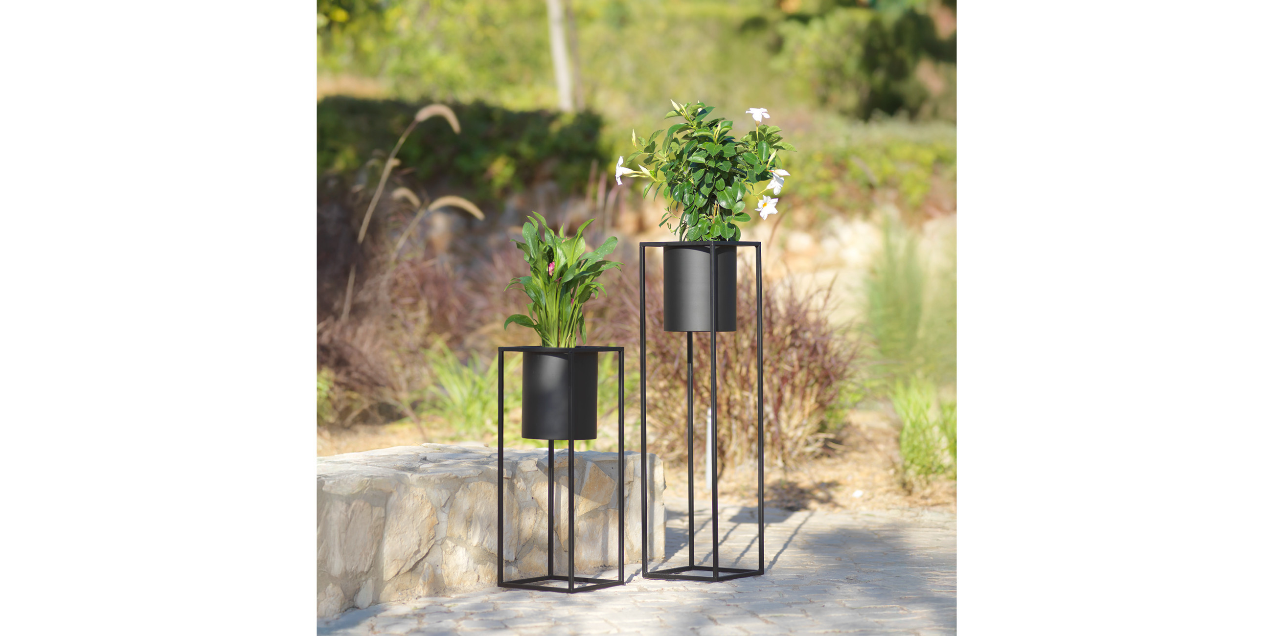 Zwei unterschiedlich große schwarze Übertöpfe