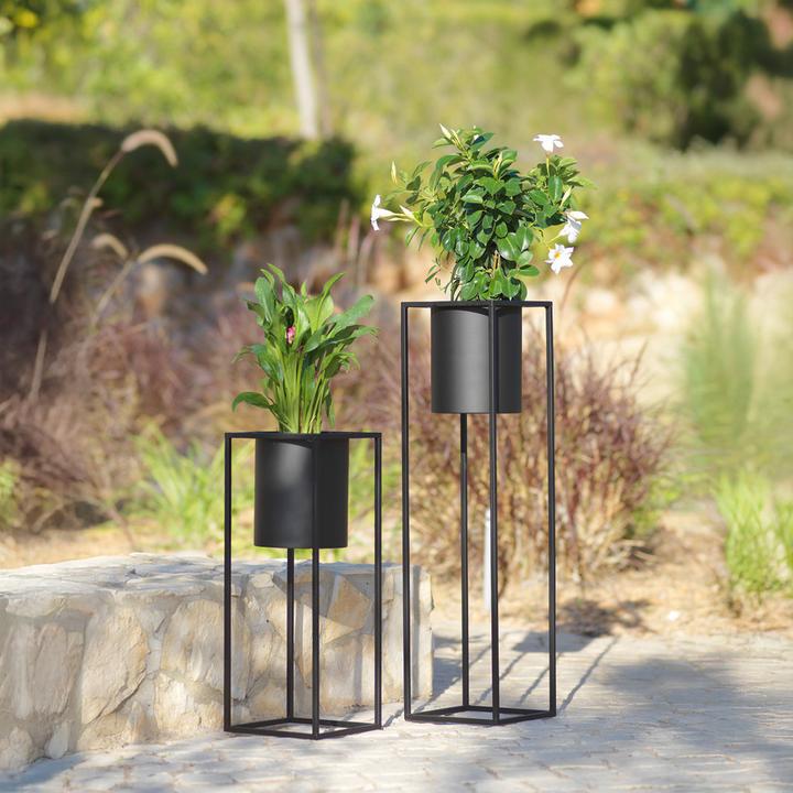 Zwei unterschiedlich große schwarze Übertöpfe